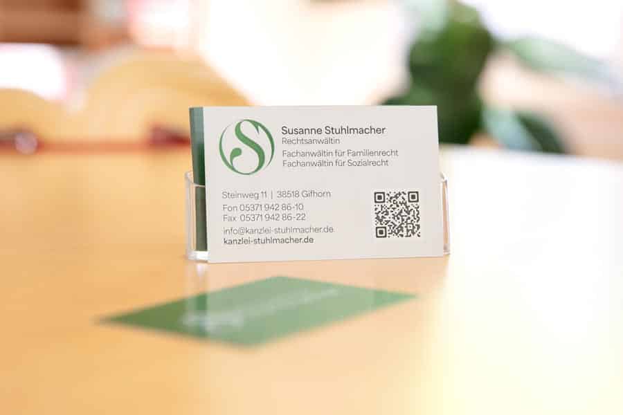 Visitenkarte auf dem Tisch – Kanzlei Stuhlmacher in Gifhorn
