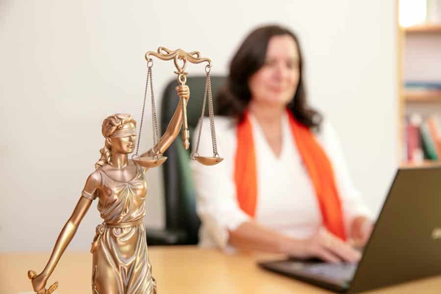 Frau Stuhlmacher am Schreibtisch mit PC, Fachanwältin für Erbrecht 