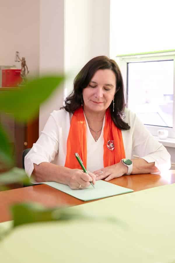 Rechtsanwältin Susanne Stuhlmacher am Schreibtisch mit einem Formular