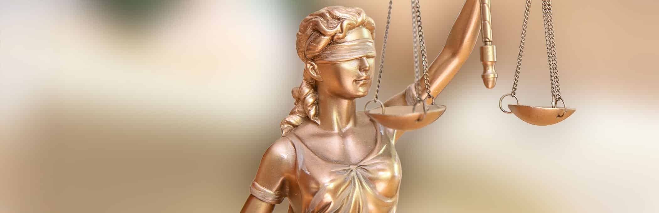 Justizia mit der Waage bei Frau Stuhlmacher, Fachanwältin für Erbrecht