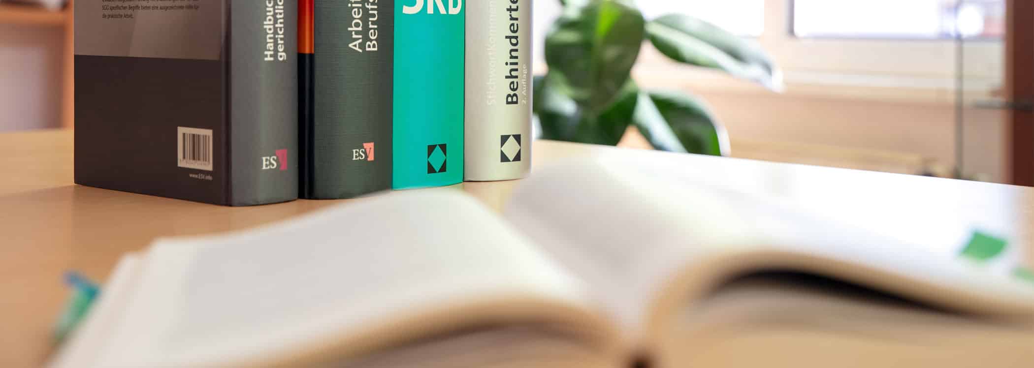 Bücher auf dem Schreibtisch bei – Kanzlei Stuhlmacher in Gifhorn