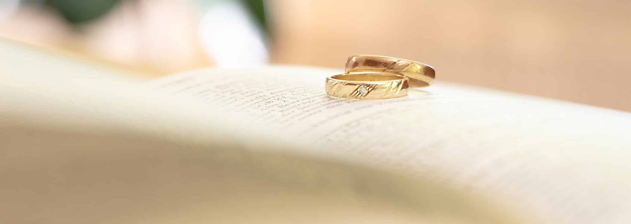 Ringe auf einem Buch – Frau Stuhlmacher, Fachanwältin für Familienrecht 